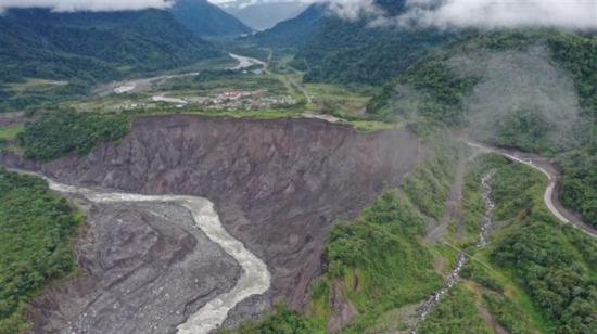 Una vista panorámica de la erosión lateral en el río Coca y su cercanía con sectores poblados, vías e infraestructura petrolera. Imagen del 10 de mayo de 2021.