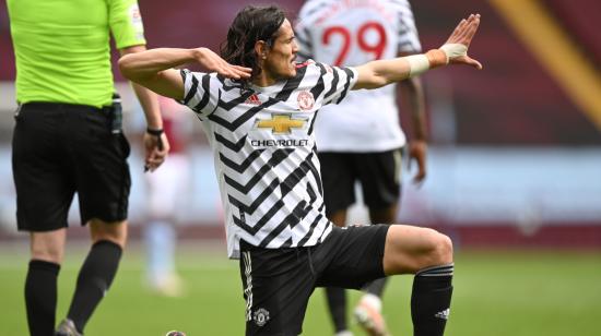 Edinson Cavani festeja un gol con la camiseta del Manchester United ante el Aston Villa, el 9 de mayo de 2021.