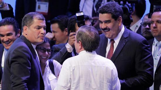 Rafael Correa bromea con el excanciller Ricardo Patino y el venezolano Nicolás Maduro durante una cumbre de la CELAC en 2015.