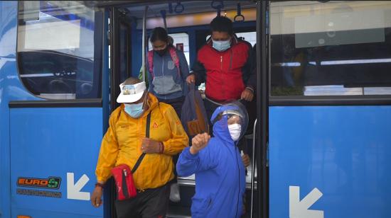 Personas bajando de un bus en la estación El Recreo, sur de Quito. 28/01/2021