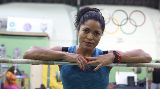 La pesista Alexandra Escobar, durante un entrenamiento en Ecuador, en abril de 2021.