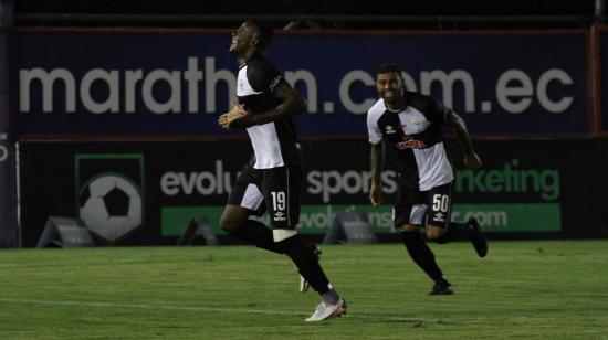 José Angulo, del Manta, festeja uno de sus goles ante Guayaquil City, el lunes 10 de mayo de 2021.