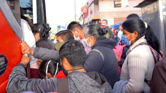 Personas se aglomeran para subirse a un bus, este 11 de mayo de 2021, en medio del paro de transportistas.