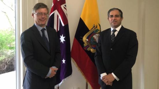 Mauricio Montalvo Samaniego (derecha) deja la Embajada de Ecuador en Australia para regresar al país.