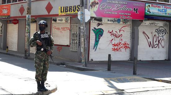 Un soldado vigila las calles en la localidad de Suba, en Bogotá (Colombia) 5/01/2020