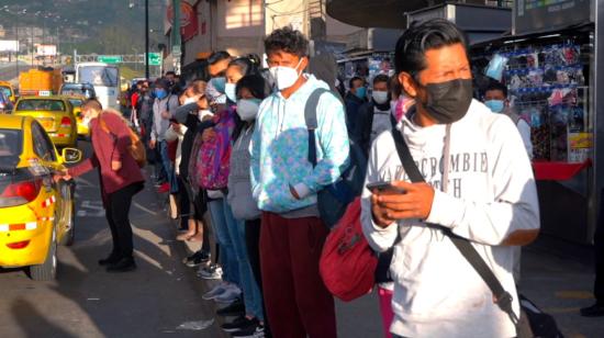 Personas esperan un medio de transporte en Carapungo, el 11 de mayo de 2021, en medio del paro de transporte.