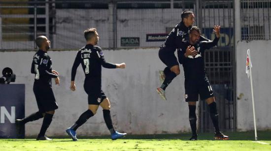 Los futbolistas de Bragantino festejan el gol ante Emelec, por Copa Sudamericana, el 11 de mayo de 2021.