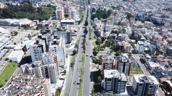 Vista aérea de la avenida Mariscal Sucre, en el occidente de Quito, el 1 de mayo de 2021. 