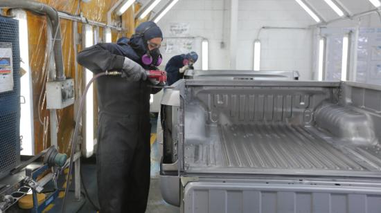 Personas trabajan en una empresa de ensamblaje de autopartes en Quito, en octubre de 2020. 