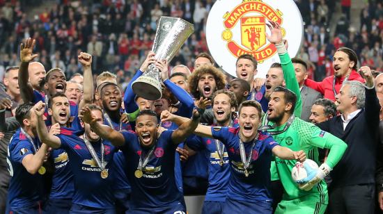 Los futbolistas del Manchester United celebran el título de la Europa League, el 24 de mayo de 2017.