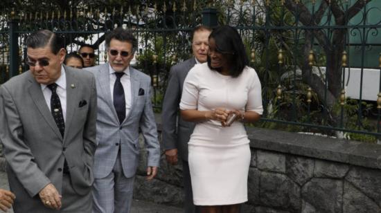 La fiscal Diana Salazar, el contralor Pablo Celi durante el acto de izada de la bandera en el edificio incendiado de la Contraloría, en 2019.