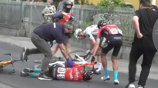 Mikel Landa caído en el piso después de su accidente en la Etapa 5 del Giro de Italia, el 12 de mayo de 2021.