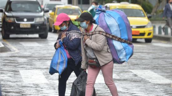 Dos mujeres caminan por las calles de Cuenca, el 14 de abril de 2021.