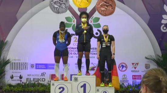 Angie Palacios, durante la ceremonia de premiación en el Campeonato Sudamericano de levantamiento de pesas, el jueves 13 de mayo de 2021.