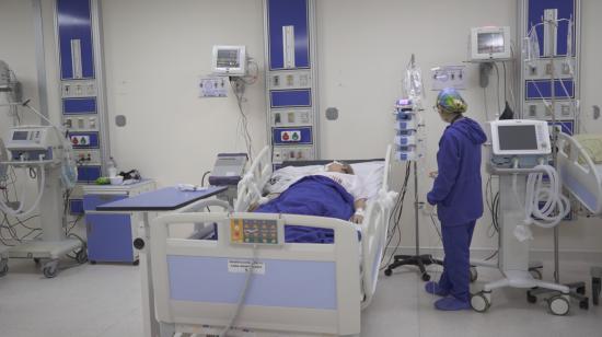 Una enfermera atiende a una paciente intubada en la Unidad de Cuidados Intermedios del Hospital Teodoro Maldonado Carbo, de Guayaquil, el 26 de abril de 2021.