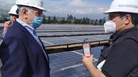 El ministro de Energía, René Ortiz; junto a Eduardo Rosero, presidente de la Asociación Ecuatoriana de Energías Renovables y Eficiencia Energética., en la Planta Fotovoltaica Electrisol, el 14 de mayo de 2021.