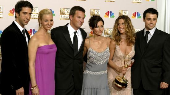 David Schwimmer, Lisa Kudrow, Matthew Perry, Courteney Cox Arquette, Jennifer Aniston y Matt LeBlanc durante los premios Emmy de 2002.