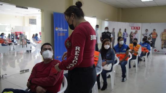 Bomberos de Quito se preparan para recibir la vacuna anti Covid-19, el 13 de mayo de 2021.