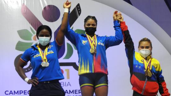 Las deportistas ecuatorianas en el podio del Campeonato Sudamericano de levantamiento de pesas, en Colombia, el 14 de mayo de 2021.