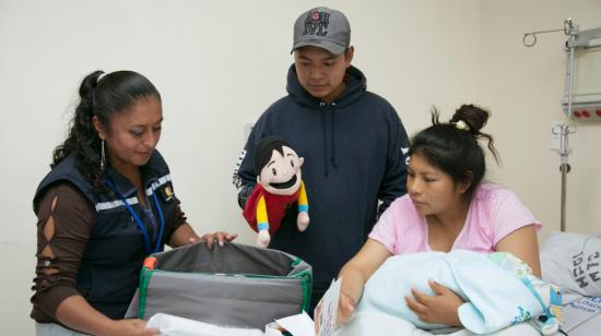 Una mujer recibe atención médica, tras dar a luz en un hospital público, el 5 de abril de 2018.