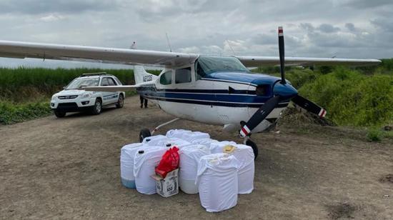 Avioneta capturada en una pista clandestina de Ecuador.