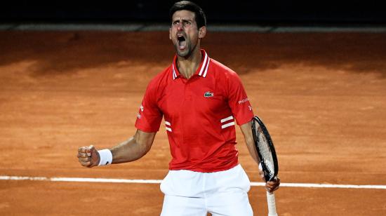 El tenista serbio Novak Djokovic celebra su clasificación a la final en el Masters 1.000 de Roma, el sábado 15 de mayo de 2021.