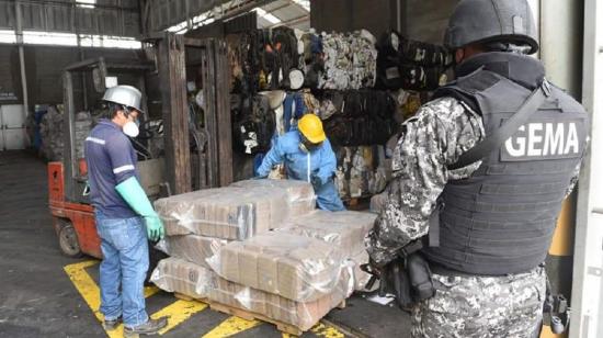 Policías custodian cargamento de droga incautada, antes de ser incinerado. 