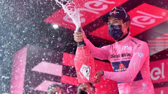 Egan Bernal se viste por primera vez con la maglia rosa en el Giro de Italia, el domingo 16 de mayo de 2021. 