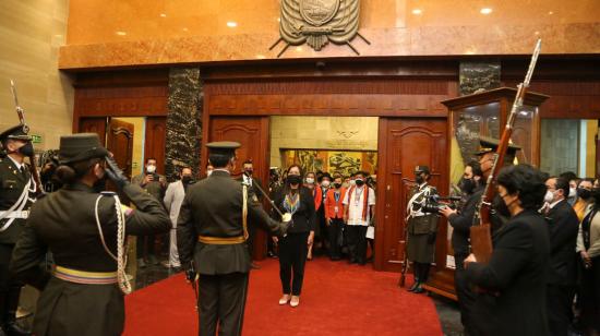 Guadalupe Llori, presidenta de la Asamblea, recibe los honores de la Escolta Legislativa, el 15 de mayo de 2021.