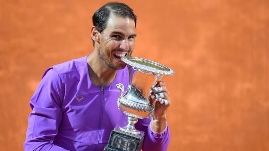 El español Rafael Nadal posa con su trofeo de campeón del Masters 1.000 de Roma tras derrotar a Novak Djokovic, el domingo 16 de mayo de 2021.