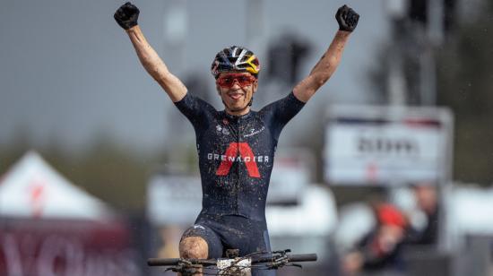 El ciclista británico del Ineos Grenadiers, Thomas Pidcock, celebra su triunfo en la segunda prueba de la Copa del Mundo de montaña, el 16 de mayo de 2021.