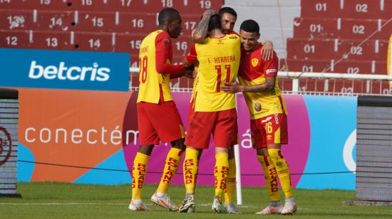 Los jugadores de Aucas festejan uno de los goles ante Liga de Quito, en el estadio Rodrigo Paz Delgado, el domingo 16 de mayo de 2021. 