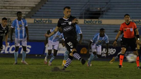 Damián Díaz cobra el penal ante 9 de Octubre, para convertir el gol y darle la victoria a Barcelona, el domingo 16 de mayo de 2021. 