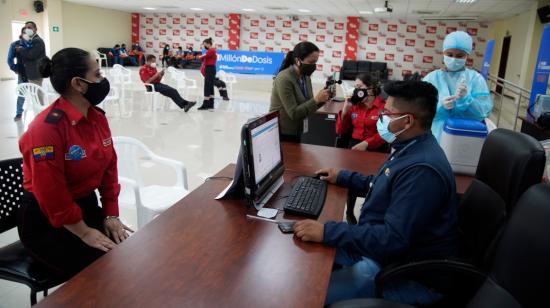 Bomberos de Quito se alistan para recibir la vacuna contra el coronavirus, el 13 de mayo de 2021.