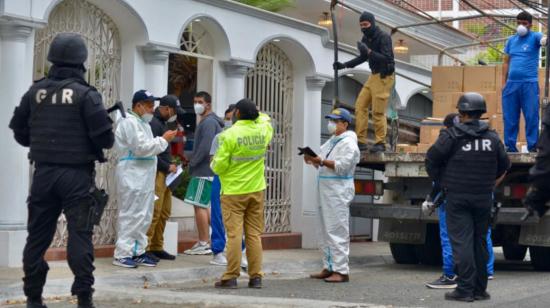 Momento de la detención del expresidente Abdalá Bucaram y el allanamiento de su hogar en Guayaquil el 3 de junio de 2020.