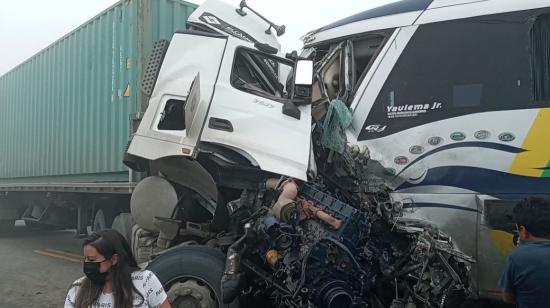 Un tráiler chocó de frente contra un bus de la cooperativa San Luis, en el sector Cochancay, cantón La Troncal, en Cañar. Al menos 10 personas murieron, el 17 de mayo de 2021.