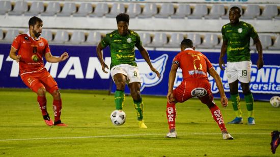 Daniel Angulo, de Orense, maneja la pelota en el partido ante Técnico, en Ambato, el 17 de mayo de 2021.