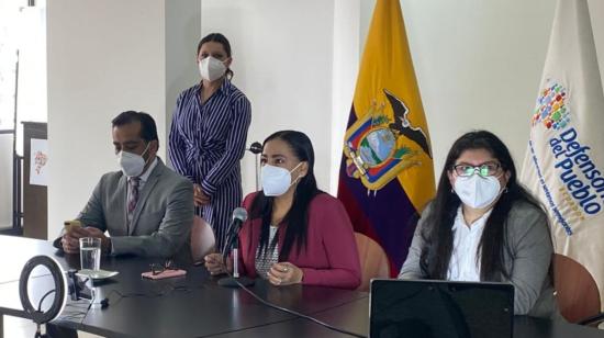 Zaida Rovira (centro), defensora del Pueblo subrogante, durante la rueda de prensa de su presentación, el 18 de mayo de 2021.