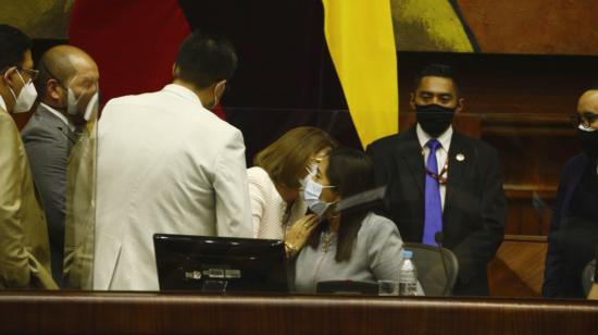 Iván Saquicela (BAN), Alejandro Jaramillo (ID), Juan F. Flores (BAN, de espaldas), Wilma Andrade (ID, de blanco) y Guadalupe Llori (PK) hablan antes de la suspensión de la sesión para la integración de comisiones, este 18 de mayo de 2021.