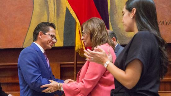 Elizabeth Cabezas, expresidenta de la Asamblea, posesionó a Freddy Carrión, como defensor del Pueblo, el 16 de abril de 2019. 