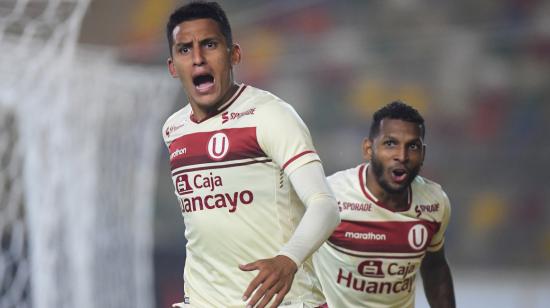 Los futbolistas de Universitario festejan uno de los goles ante Independiente, en Lima, el 18 de mayo de 2021.