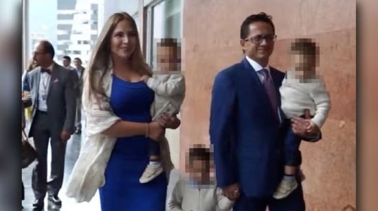 El día de su posesión en la Asamblea, Freddy Carrión acudió junto a su pareja Priscila y sus tres hijos.