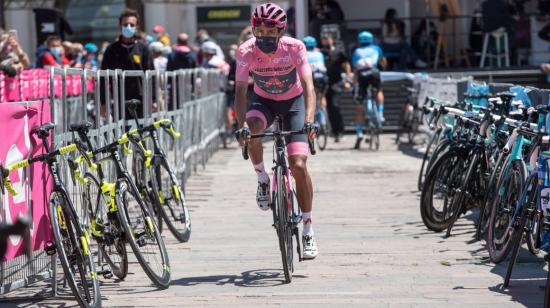 Egan Bernal, líder del Ineos y del Giro de Italia, antes de tomar la partida en la Etapa 10, el 17 de mayo de 2021. 