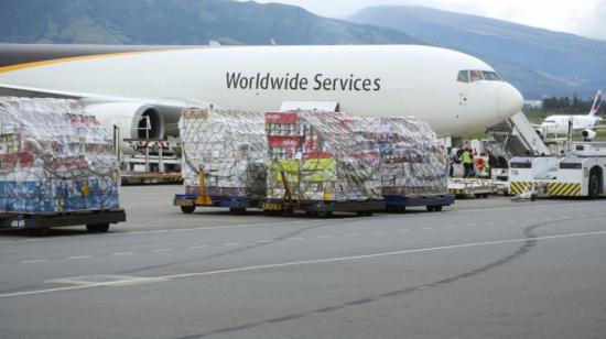 Un cargamento de vacunas contra el Covid-19 de la farmacéutica Pfizer en el aeropuerto Mariscal Sucre de Quito, el 18 de mayo de 2021.