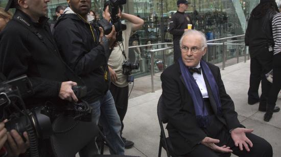 Charles Grodin le habla a  periodistas durante el estreno el filme 'Capitán Phillips", en 2013 en Nueva York.