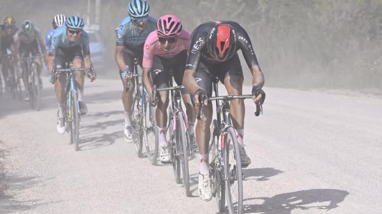 Egan Bernal (rosa) en uno de los tramos de 'sterrato' de la Etapa 11 del Giro de Italia, que fue ganada por Mauro Schmid, el miércoles 19 de mayo de 2021. 