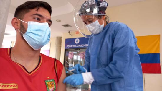 Los jugadores del Deportivo Cuenca asistieron a las oficinas de la Federación Ecuatoriana en Guayaquil para recibir la primera dosis de la vacuna contra el Covid-19. 