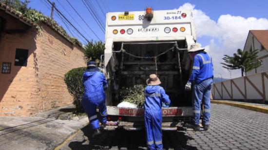 Trabajadores de Emaseo recogen la basura de las calles de Quito, el 14 de mayo de 2021.