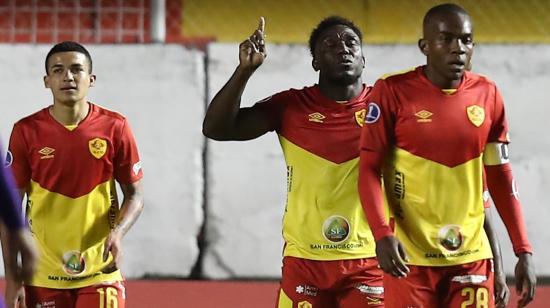 Los jugadores de Aucas celebran uno de los goles ante Metropolitanos, en Quito, el 19 de mayo de 2021.