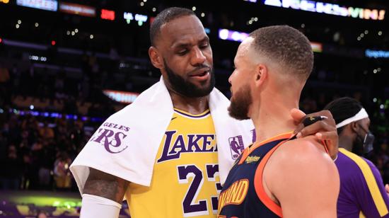 LeBron James, de los Lakers, saluda con Stephen Curry, de los Warriors, luego del partido disputado el 19 de mayo de 2021.
